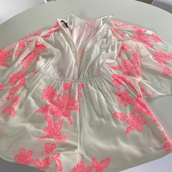 AQUA BLOOMINGDALES HOT PINK AN OFF WHITE EMBROIDERED ROMPER WITH POCKETS BARBIE - Picture 6 of 10